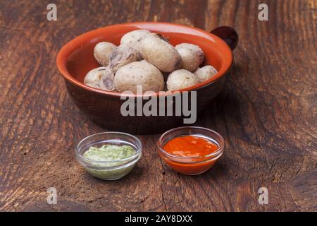 Kartoffeln von den Kanarischen Inseln mit Mojo Stockfoto