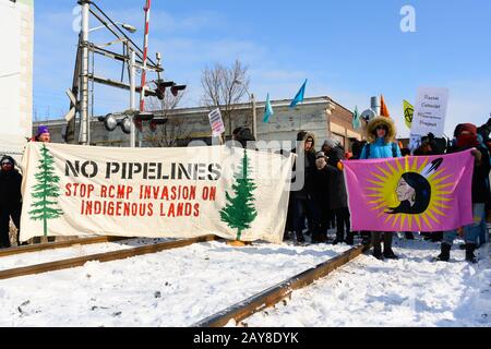 Anti-Pipeline-Demonstranten, die vom Auslöschen organisiert werden Rebellion blockieren Zuggleise in Solidarität mit den Wet'suwet'en Menschen. Stockfoto