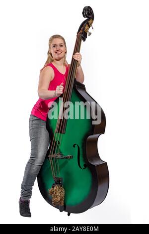 Weibliche Musikerin mit rotem Hemd spielt auf einem Kontrabass vor weißem Hintergrund Stockfoto