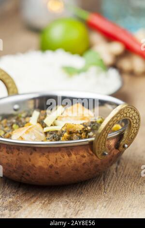 Indische Murgh Palak Gericht mit Reis Stockfoto