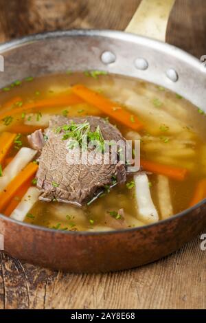 Gekochtes Rinderfilet in einem Vorratsbehälter Stockfoto