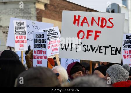 Anti-Pipeline-Demonstranten, die vom Auslöschen organisiert werden Rebellion blockieren Zuggleise in Solidarität mit den Wet'suwet'en Menschen. Stockfoto