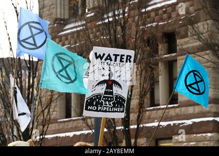 Anti-Pipeline-Extinction Rebellion Demonstranten versammeln sich außerhalb des Gerichtsgebäudes in der Innenstadt von Toronto in Solidarität mit den Wet'suwet'en-Leuten von BC. Stockfoto