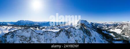 Tauplitz Alm Bauernscharte. Skigebiet in der Nähe von Bad Mitterndorf in der Styria, Österreich. Schöner Wintertag mit Blick auf den Lawinenstein-Mountai Stockfoto