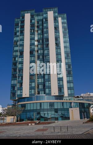 Arrecife, Lanzarote, Spanien - 27. Dezember 2019: Das Gran Hotel von Arrecife, ein 5-Sterne-Hotel mit Blick auf die Strände von Arrecife. Es liegt an der Küste und ist das höchste Gebäude der Stadt. Stockfoto