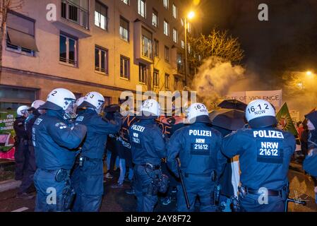 München, Deutschland. Februar 2020. Demonstration gegen die Münchner Sicherheitskonferenz. Am Abend demonstrieren etwa 1200 Demonstranten gegen die Münchner Sicherheitskonferenz. Die Demonstration wird von einem großen Polizeikontingent sichergestellt. Nachdem einige Demonstranten Rauchbomben absetzten, eskaliert die Situation. Polizisten und Demonstranten stehen sich gegenüber. Offensichtlich wurde niemand verletzt. Die Demonstration endet planmäßig am Stachus. .München 14.2.2020 Demonstration gegen die Münchner Sicherheitskonferenz. Kredit: Zuma Press, Inc./Alamy Live News Stockfoto