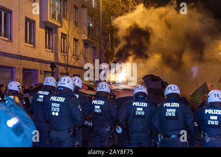 München, Deutschland. Februar 2020. Demonstration gegen die Münchner Sicherheitskonferenz. Am Abend demonstrieren etwa 1200 Demonstranten gegen die Münchner Sicherheitskonferenz. Die Demonstration wird von einem großen Polizeikontingent sichergestellt. Nachdem einige Demonstranten Rauchbomben absetzten, eskaliert die Situation. Polizisten und Demonstranten stehen sich gegenüber. Offensichtlich wurde niemand verletzt. Die Demonstration endet planmäßig am Stachus. .München 14.2.2020 Demonstration gegen die Münchner Sicherheitskonferenz. Kredit: Zuma Press, Inc./Alamy Live News Stockfoto