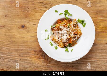 Rigatoni mit Bolognese und Käse Stockfoto