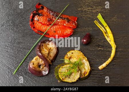 Gegrilltes Gemüse auf schwarzem Schiefer Stockfoto