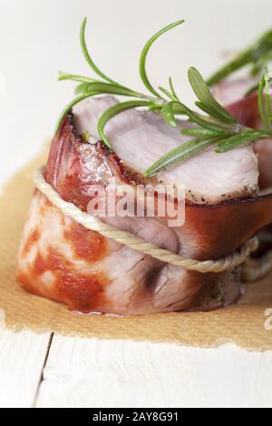 Gegrilltes Schweinefleisch in Schinken verpackt Stockfoto