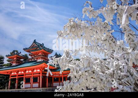 Omikuji Baum an Heian Jingu Shrine Temple, Kyoto, Japan Stockfoto