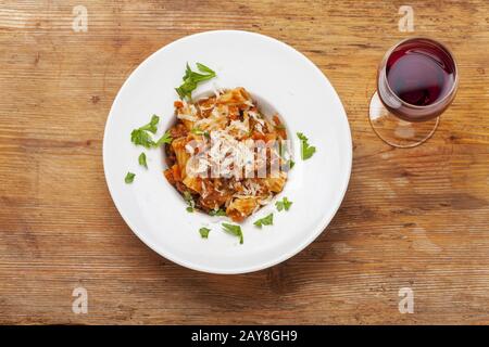 Rigatoni Pasta mit Bolognese und Käse Stockfoto