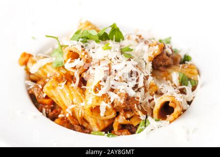 Rigatoni Pasta mit Bolognese und Käse Stockfoto