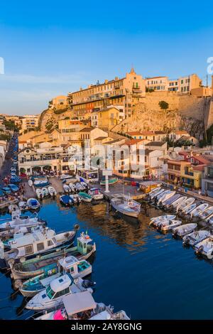 Marseille, Frankreich - 3. August 2017: Fischerboote im Hafen Vallon des Auffes Stockfoto