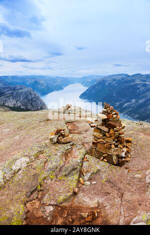 Berge auf dem Weg zum Cliff Preikestolen im Fjord Lysefjord - Norwegen Stockfoto