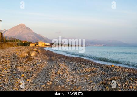 Blick auf Waveland Beach im Norden Sizilien Stockfoto