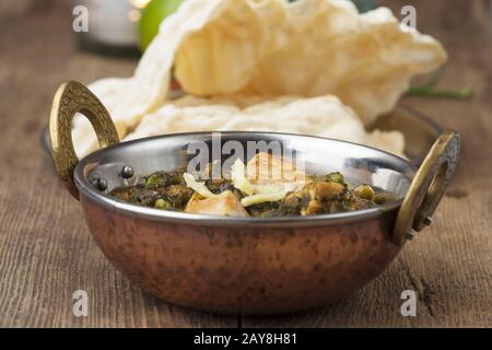 Indische Murgh Palak Gericht mit Reis Stockfoto