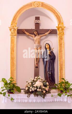 Die Jungfrau Maria vor dem Kreuz Jesu Christi im Heiligtum Maria SS Stockfoto