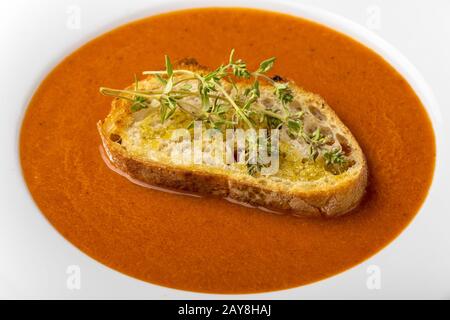 Frische Tomaten Suppe in eine Schüssel geben. Stockfoto