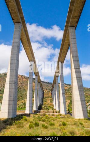 Ansicht von unten auf eine doppelte Autobahn Viadukt Stockfoto