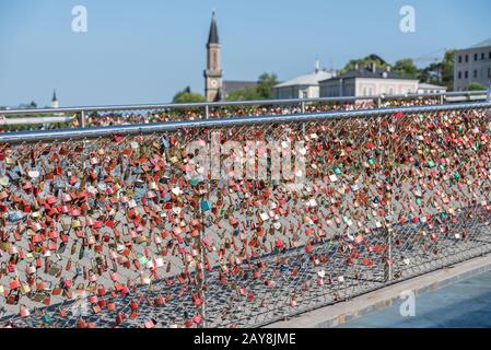 Vorhängeschlösser am Makartsteg als Zeichen der Liebe - Stadt Salzburg Stockfoto