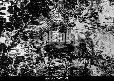 Abstrakte Oberfläche aus glitzerndem Wasser mit kleinen Wellen als Struktur/Hintergrund Stockfoto