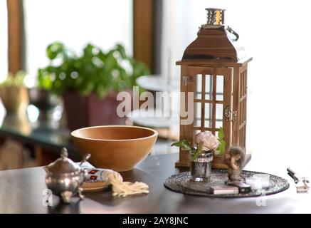 Hölzerne Schüssel steht auf einem Sideboard mit Laterne und ländliche Dekoration Stockfoto