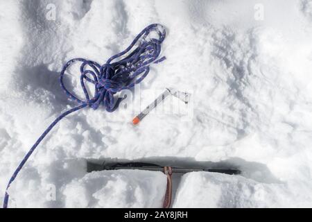 T-Anker in einem Gletscher mit Eispick Stockfoto