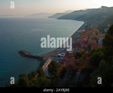 Blick von Punta Crena auf Varigotti - Ligurien - Italien Stockfoto