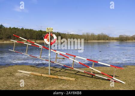 Rettungsleiter am Habermannsee See in Kaulsdorf, Berlin, Deutschland Stockfoto