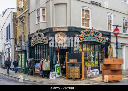 Whistle Dixie Vintage Shop in King Street, Margate Altstadt. Einige Artikel werden auf dem Straßenbelag außerhalb des Ladens ausgestellt. Stockfoto