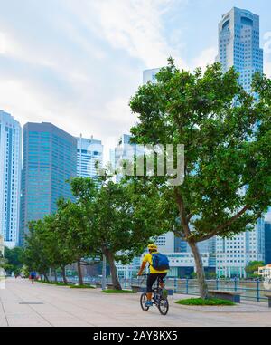 Mann reiten Fahrrad in Singapur Stockfoto