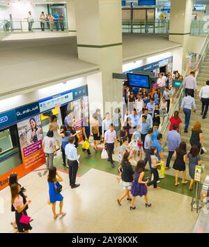 Menschen an der U-Bahn-Station Singapur Stockfoto