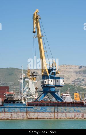 Noworossijsk, Russland - Mai 3, 2018: Port Kran im Hafen von Noworossijsk, Schwarzes Meer, Russland Stockfoto