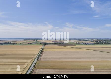 Drohnenflug über ein strohrundes Kugelfeld Stockfoto