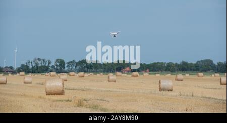 Drohnenflug über ein strohrundes Kugelfeld Stockfoto