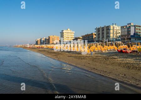 Blick auf den Strand und die Stadt Igea Marina an der adriatischen Küste Stockfoto