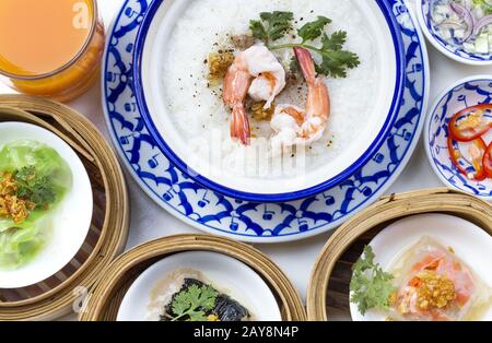 Orientalisches Frühstück mit Congee und Dim Sum. Stockfoto