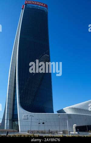 Der Wolkenkratzer "Lo Storto" (2019, 177 m, 44 Etagen), auch Hadid Tower genannt, im neuen Stadtteil Citylife in Mailand, Italien Stockfoto