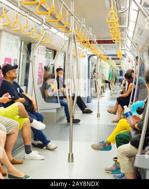 Die Menschen reisen U-Bahn. Singapur Stockfoto