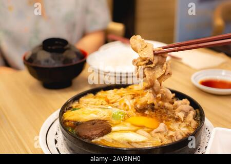 Zwei Personen sind der Verzehr von Schweinefleisch shabu oder Hot Pot. Zeit mit der Familie. Stockfoto