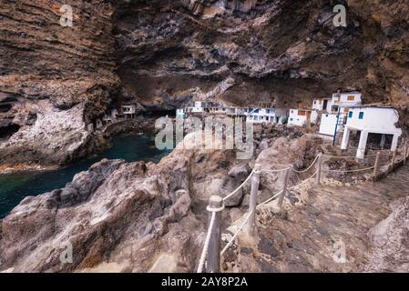 Versteckte Häuser in die touristische Attraktion pirate Höhle von El Poris de Candelaria, auf der Insel La Palma, Kanarische Inseln, Spanien. Stockfoto