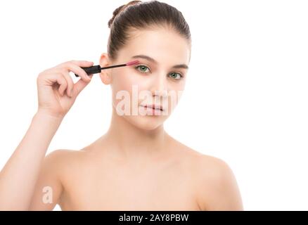 Augen-make bis gelten. Mascara auftragen Closeup, lange Wimpern. Make-up Pinsel. Isoliert. Stockfoto