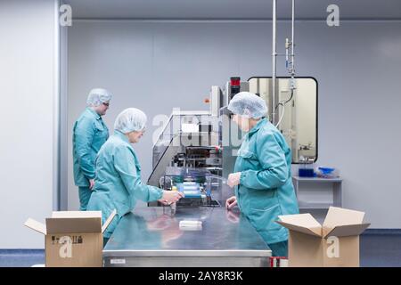 Pharmazeutischen Fabrik Arbeiter in steriler Umgebung Stockfoto