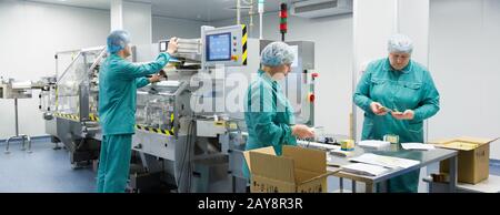 Pharmazeutischen Fabrik Arbeiter in steriler Umgebung Stockfoto