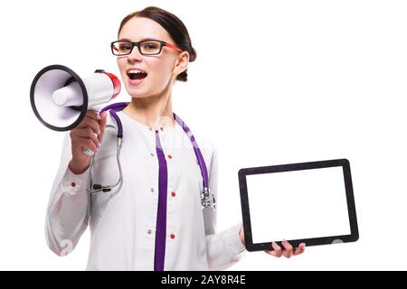 Junge schöne Frau Doktor holding Tablet in der Hand sprechen in Megafon auf weißem Hintergrund Stockfoto