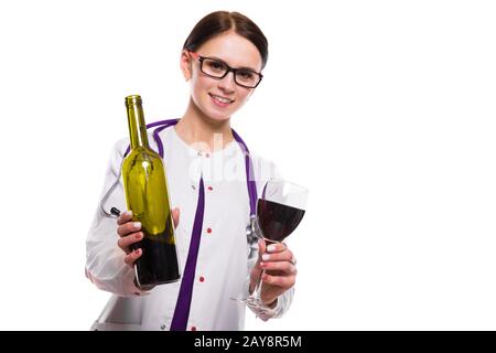 Junge schöne Frau Doktor mit Stethoskop, die Wein in weiße Uniform auf weißem Hintergrund Stockfoto