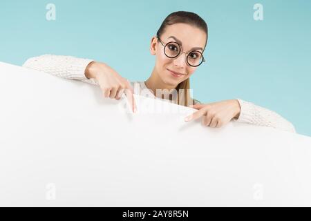 Attraktive junge Frau mit leeren Banner Stockfoto