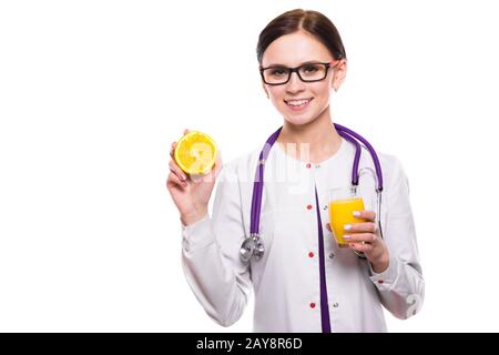 Weibliche Ernährungssachversta5ndiger halten Orange in Abschnitt und ein Glas frisch gepressten Saft in ihre Hände auf weißem Hintergrund Stockfoto