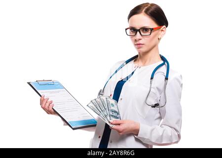 Junge schöne Frau Doktor holding Zwischenablage und Geld in Ihre Hände auf weißem Hintergrund Stockfoto